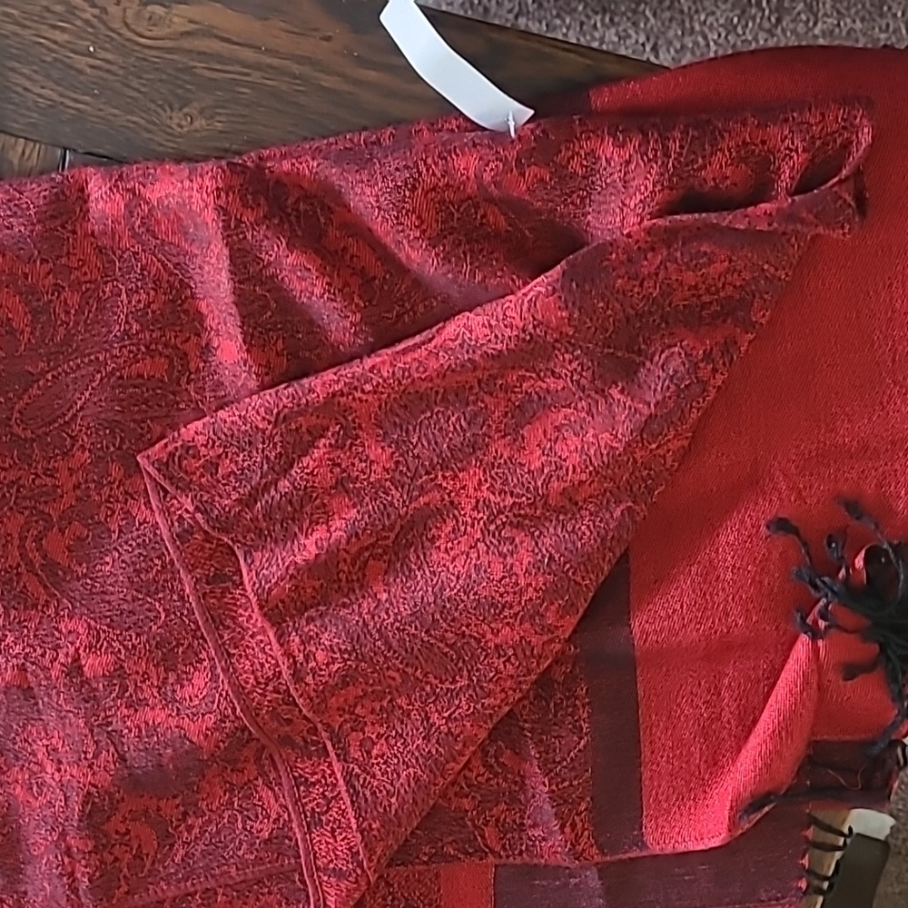 Beautiful scarf - Picture 2 of 2